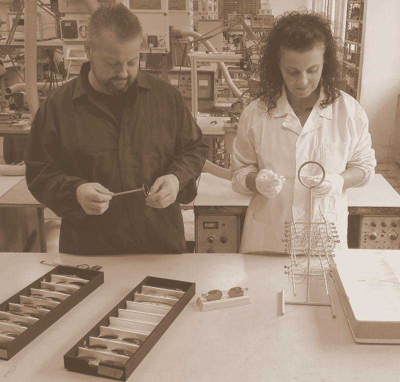 Titolari ARTLINE al lavoro nel laboratorio di Forni di Sopra